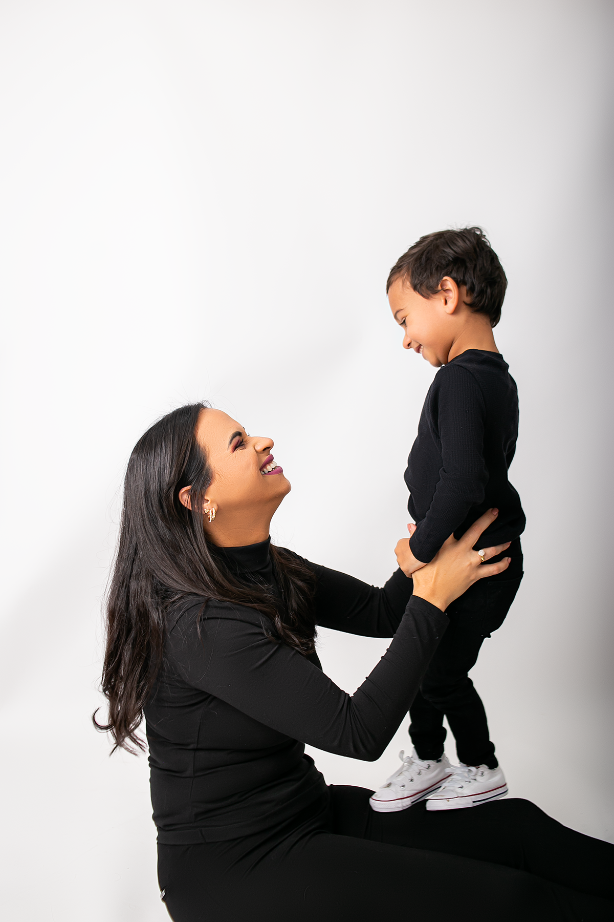 ensaio fotografico em studio de mae e filho realizado em Boston - Massachusetts, fotografado pela fotografa Cinthia Toledo Photography , fotografa de familia. 
