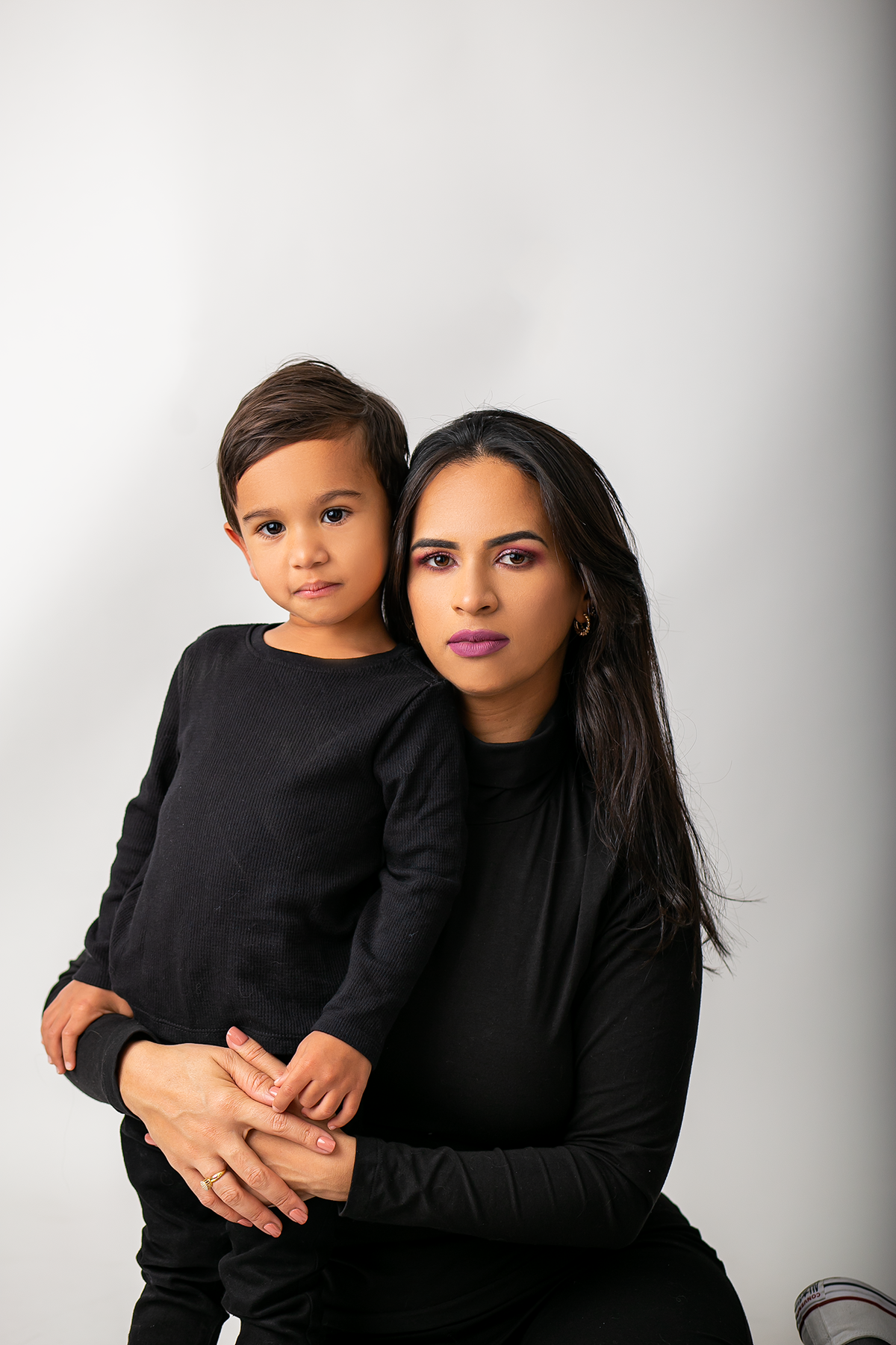 ensaio fotografico em studio de mae e filho realizado em Boston - Massachusetts, fotografado pela fotografa Cinthia Toledo Photography , fotografa de familia. 