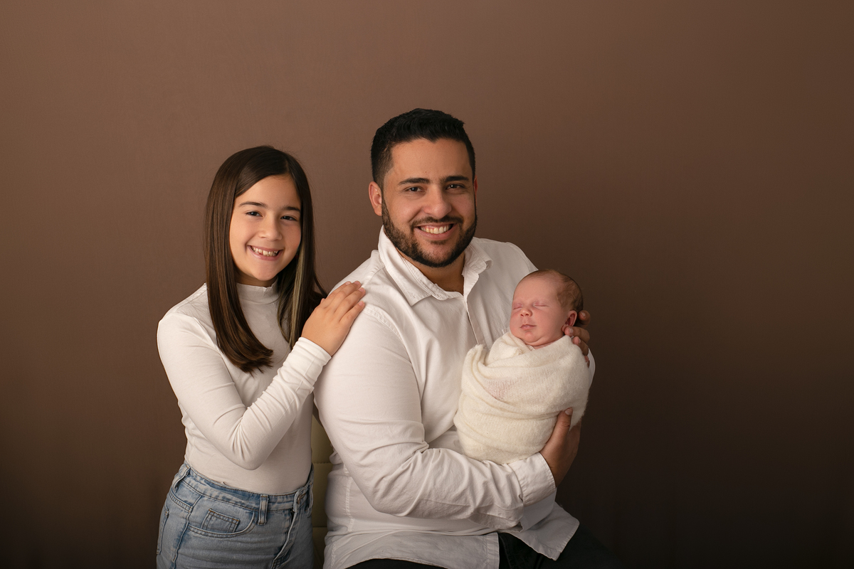 newborn session, ensaio newborn fotografado por Cinthia Toledo Photography em Malden-MA, Boston, pai e filhos