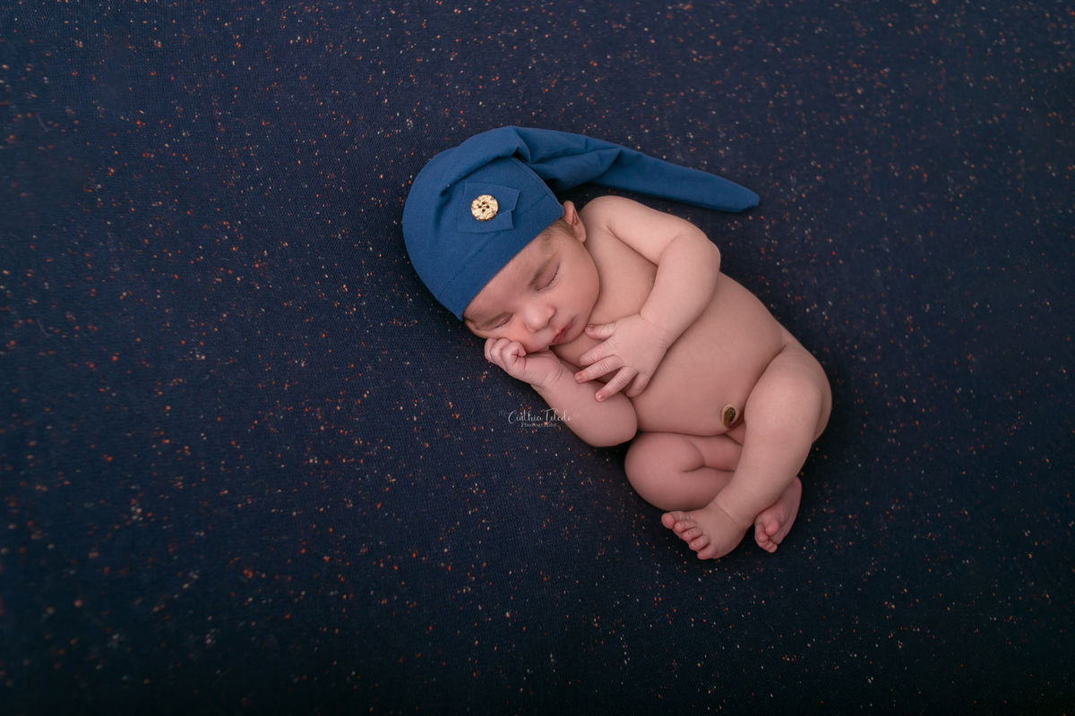 Cinthia Toledo, Malden-Massachusetts, ensaio newborn, fotografia newborn, menino, peladinho, fotos no puff, pose barriguinha pra cima