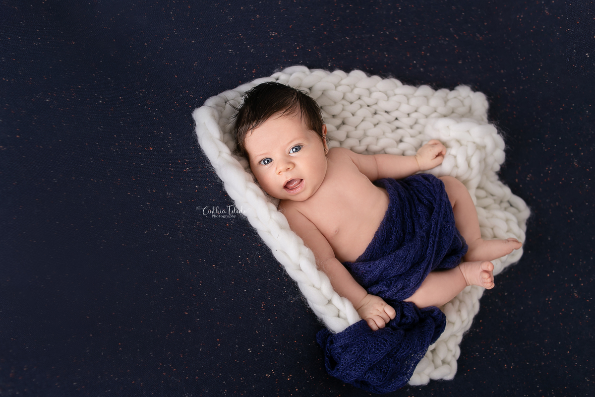 ensaio Newborn, fotografia newborn, fotografia de bebê, fotos no puff, menino, azul escuro com branco