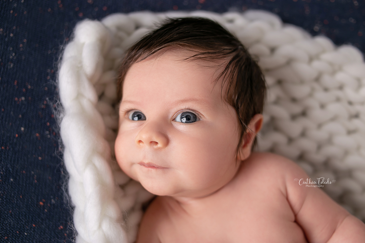 ensaio Newborn, fotografia newborn, fotografia de bebê, fotos no puff, menino, azul escuro com branco