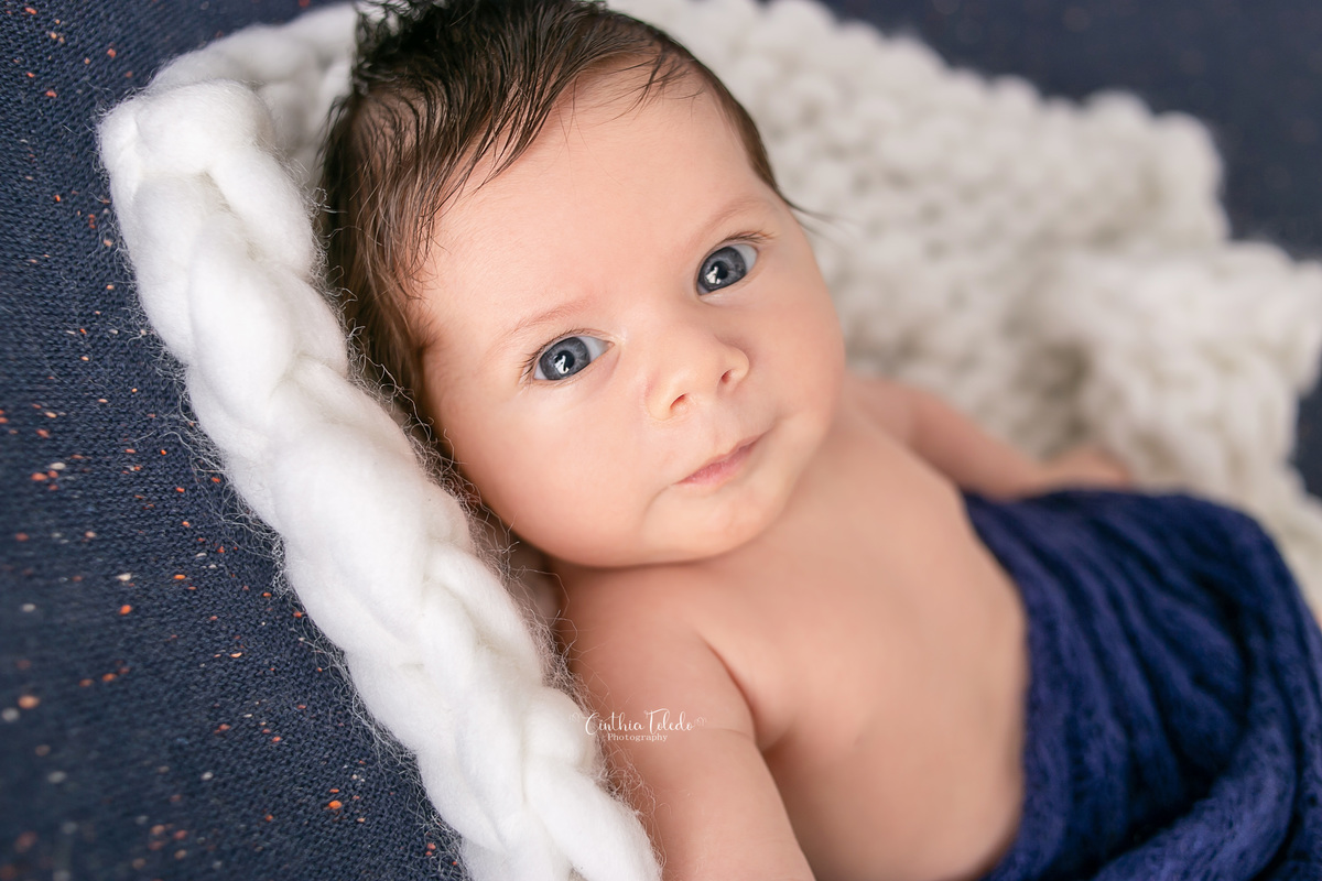 ensaio Newborn, fotografia newborn, fotografia de bebê, fotos no puff, menino, azul escuro com branco