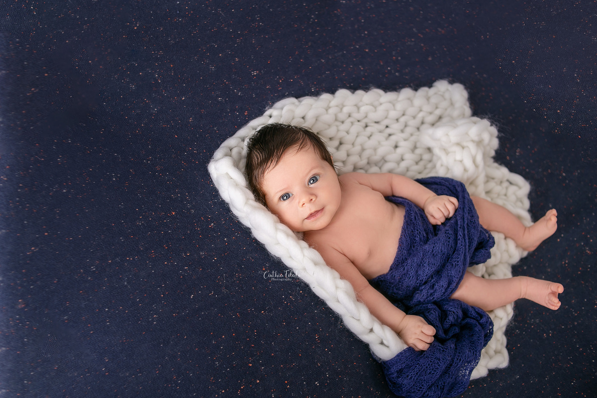 ensaio Newborn, fotografia newborn, fotografia de bebê, fotos no puff, menino, azul escuro com branco