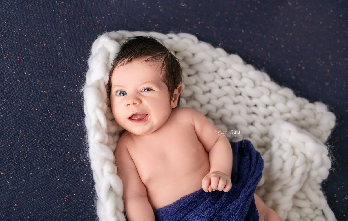 ensaio Newborn, fotografia newborn, fotografia de bebê, fotos no puff, menino, azul escuro com branco