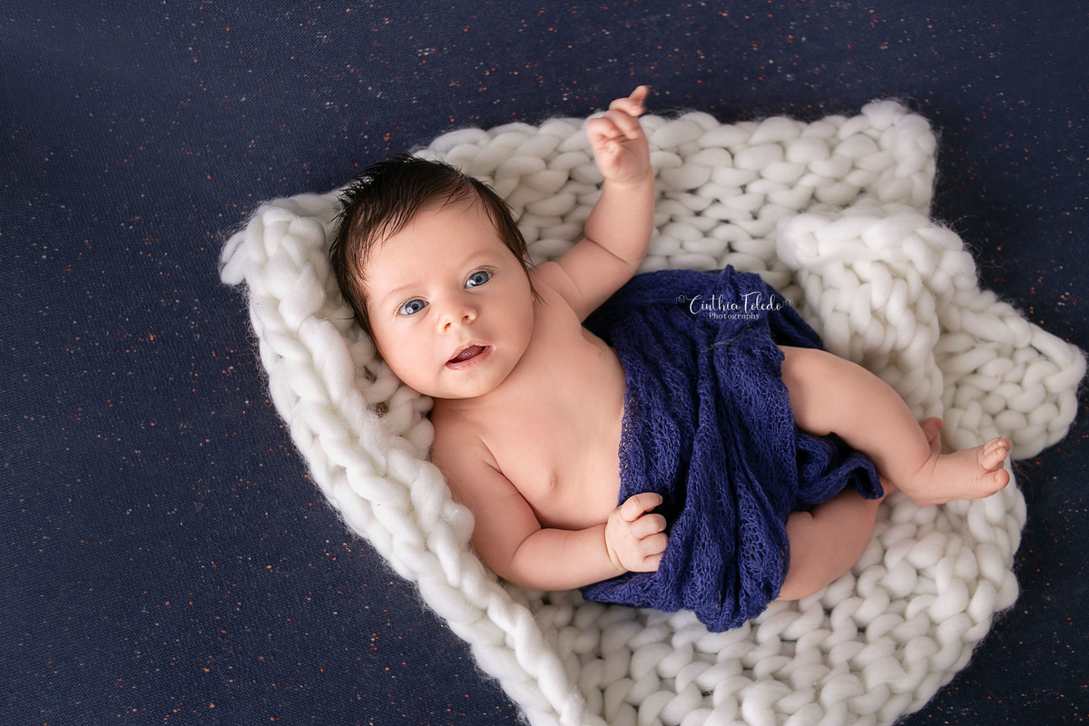 ensaio Newborn, fotografia newborn, fotografia de bebê, fotos no puff, menino, azul escuro com branco