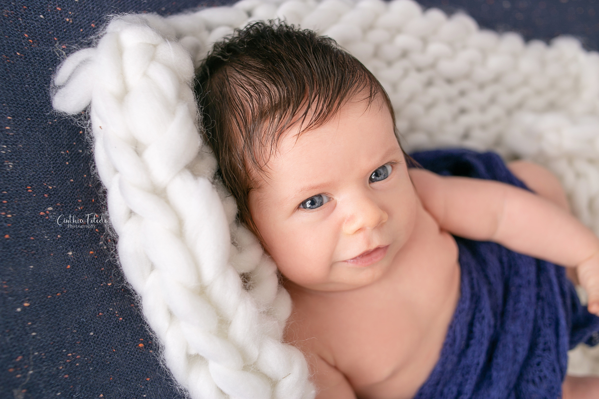 ensaio Newborn, fotografia newborn, fotografia de bebê, fotos no puff, menino, azul escuro com branco