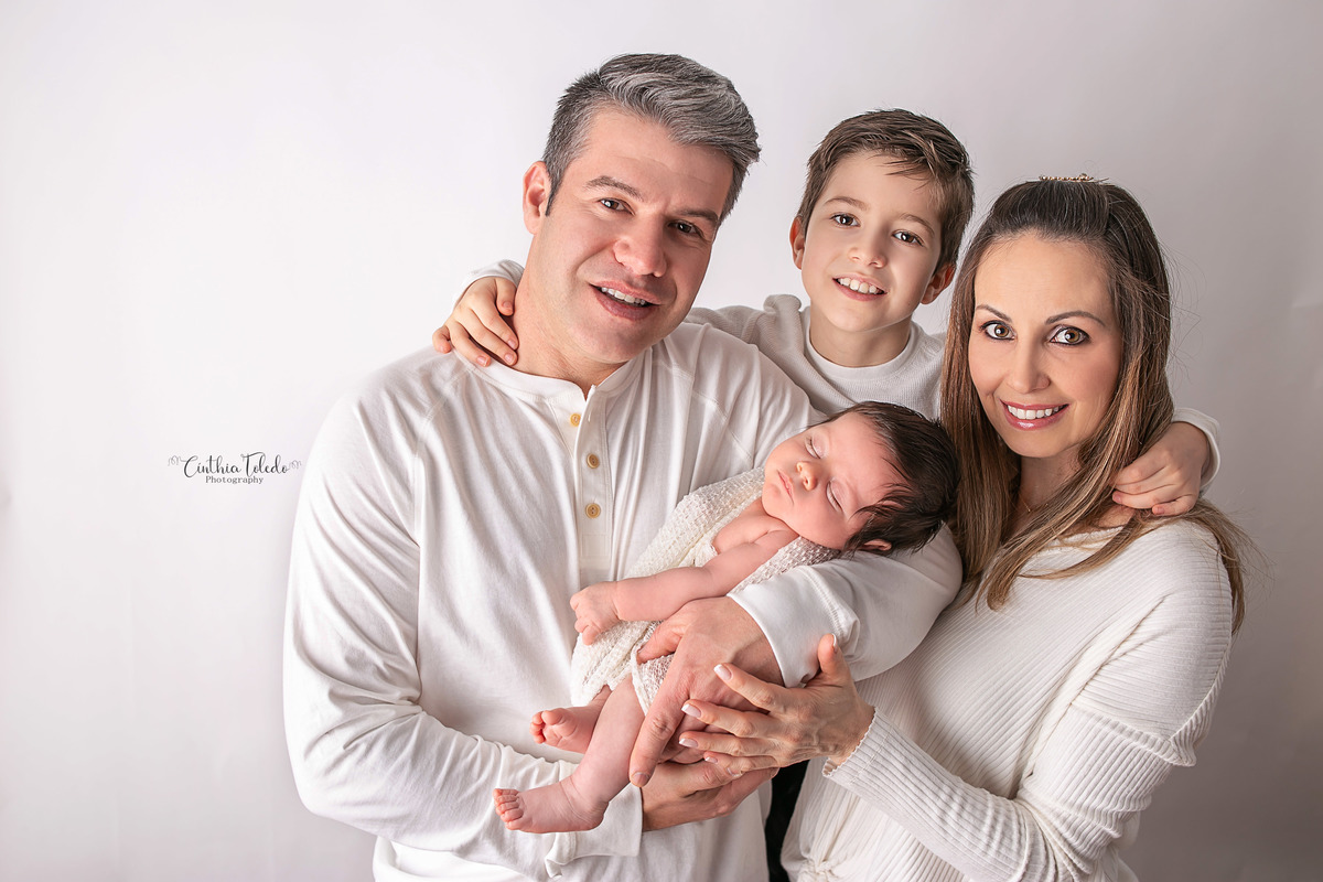 ensaio Newborn, fotografia newborn, fotografia de bebê, fotos com família, foto com os pais, Cinthia Toledo, Malden-MA
