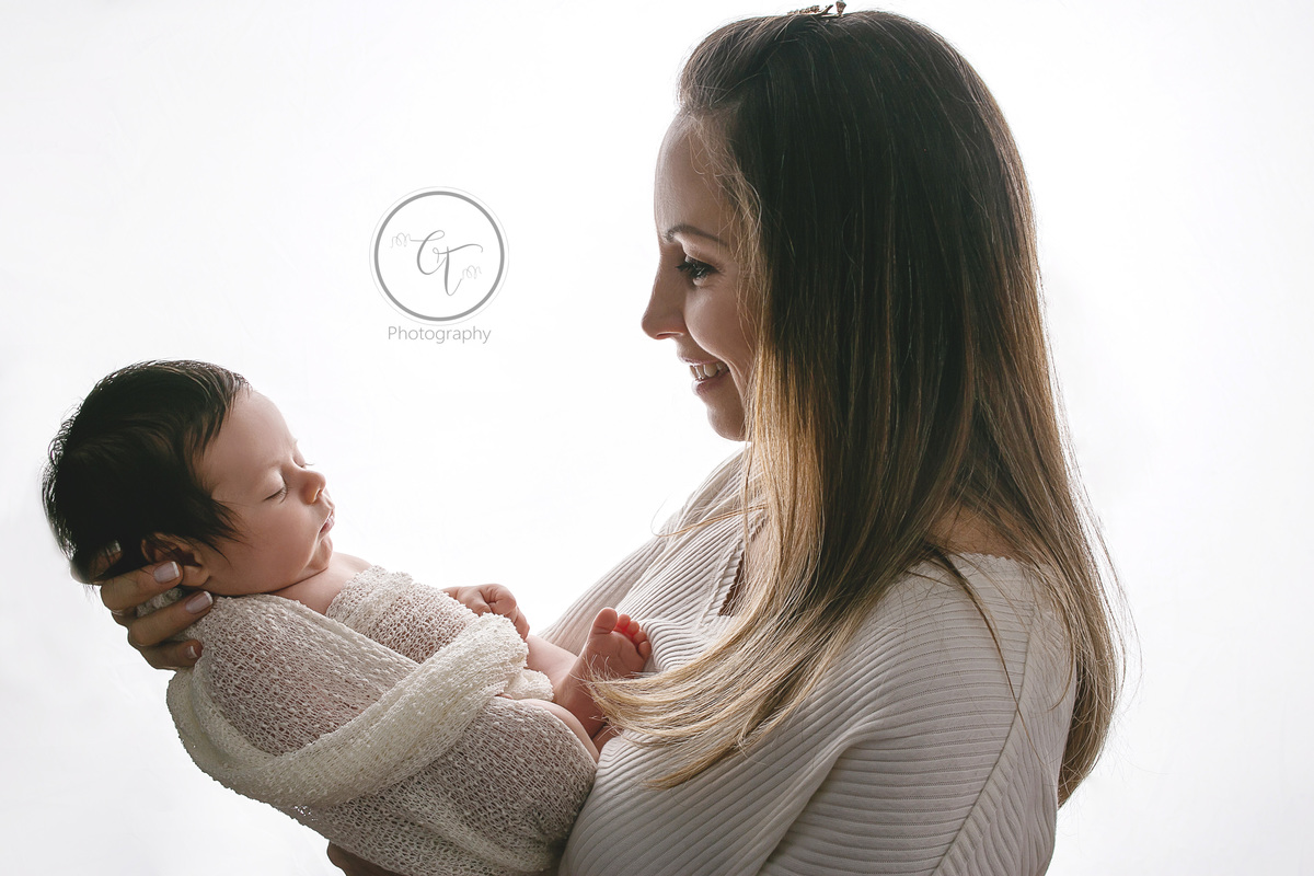 ensaio Newborn, fotografia newborn, fotografia de bebê, fotos com família, foto com a mãe, studio