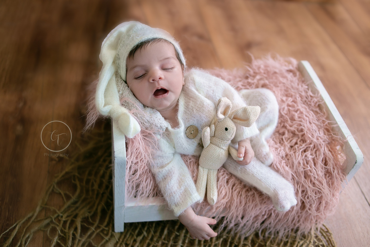 Cínthia Toledo fotógrafa, Malden-MA, fotografa de newborn, ensaio newborn, newborn photography, baby na caminha