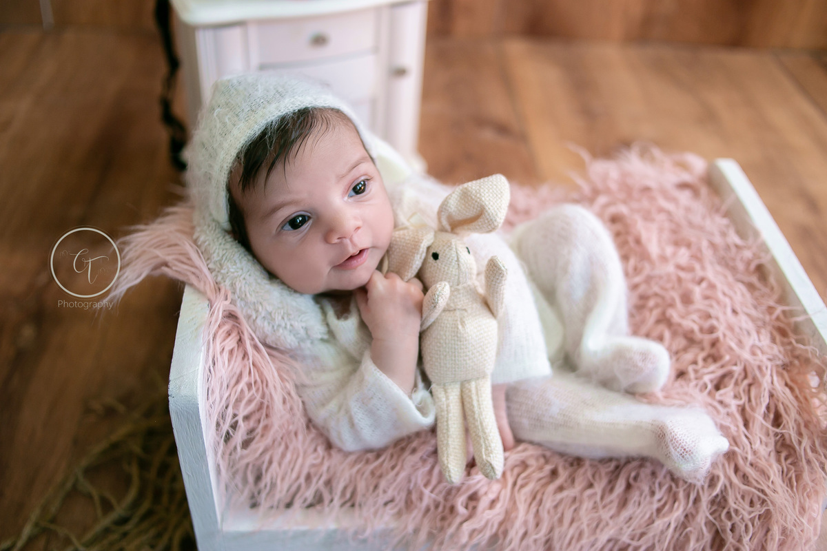 Cínthia Toledo fotógrafa, Malden-MA, fotografa de newborn, ensaio newborn, newborn photography, baby na caminha