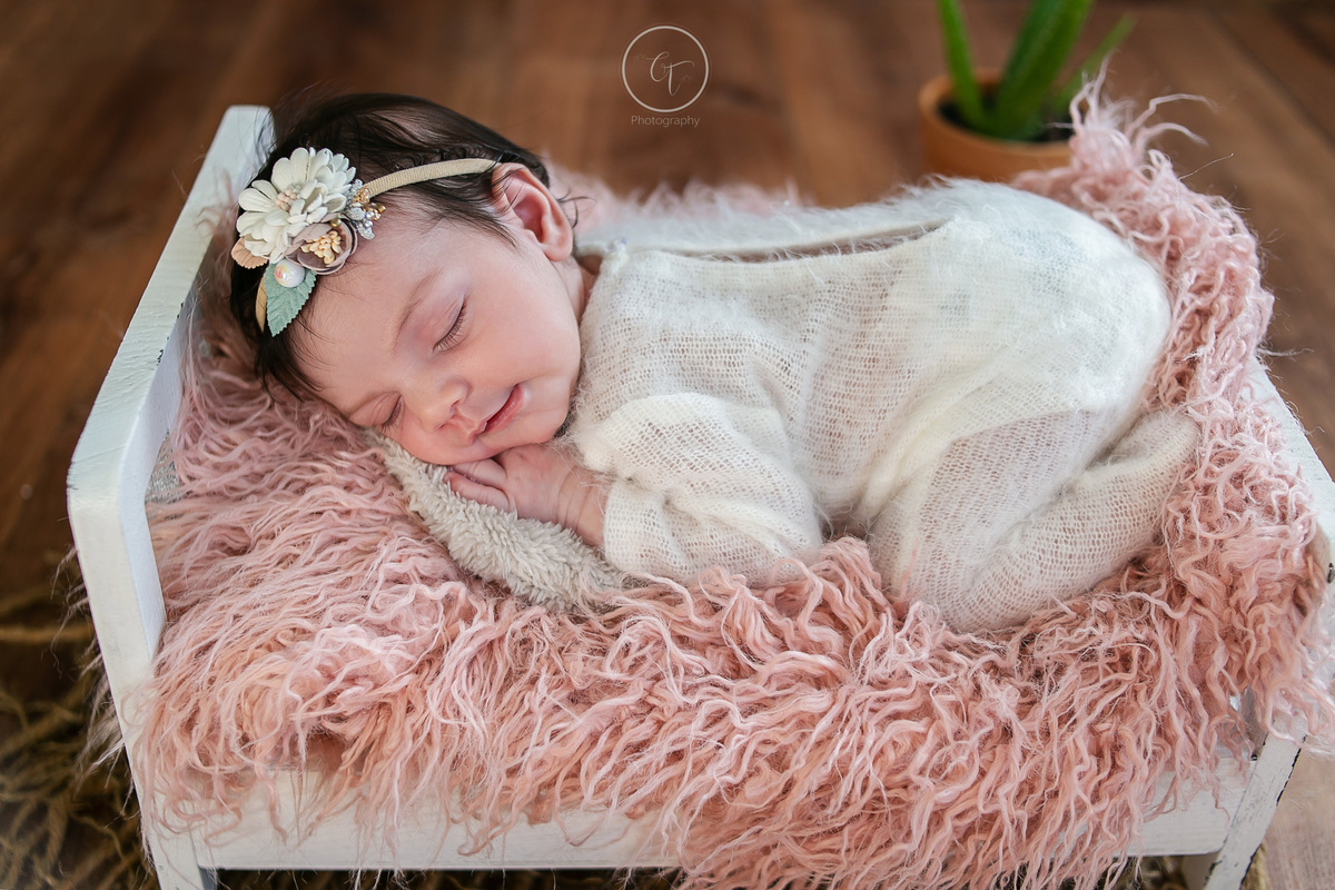 Cínthia Toledo fotógrafa, Malden-MA, fotografa de newborn, ensaio newborn, newborn photography, newborn na caminha, menina