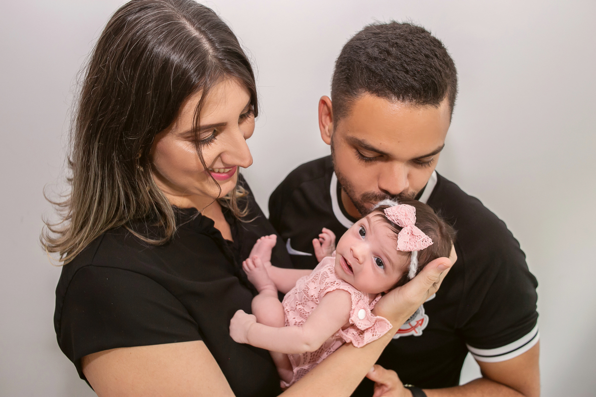 Cínthia Toledo fotógrafa, Malden-MA, fotografa de newborn, ensaio newborn, newborn photography, foto com os pais, newborn com os pais