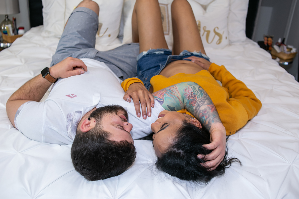 ensaio fotográfico gestante, pregnany, maternity, realizado na casa do cliente, ensaio em casal anunciando gravidez, ensaio mais intimista, fotografado por Cinthia Toledo Fotografia.