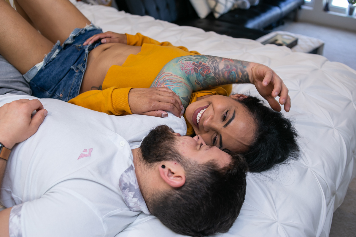 ensaio fotográfico gestante, pregnany, maternity, realizado na casa do cliente, ensaio em casal anunciando gravidez, ensaio mais intimista, fotografado por Cinthia Toledo Fotografia.
