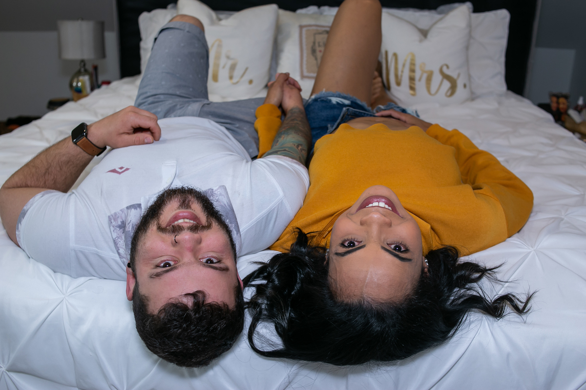 ensaio fotográfico gestante, pregnany, maternity, realizado na casa do cliente, ensaio em casal anunciando gravidez, ensaio mais intimista, fotografado por Cinthia Toledo Fotografia.