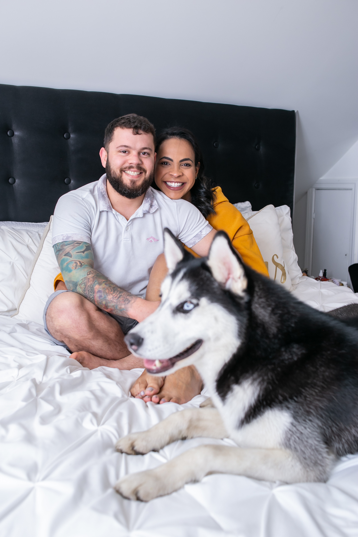 ensaio fotográfico gestante, pregnany, maternity, realizado na casa do cliente, ensaio em casal anunciando gravidez, ensaio mais intimista, fotografado por Cinthia Toledo Fotografia. com cachorro