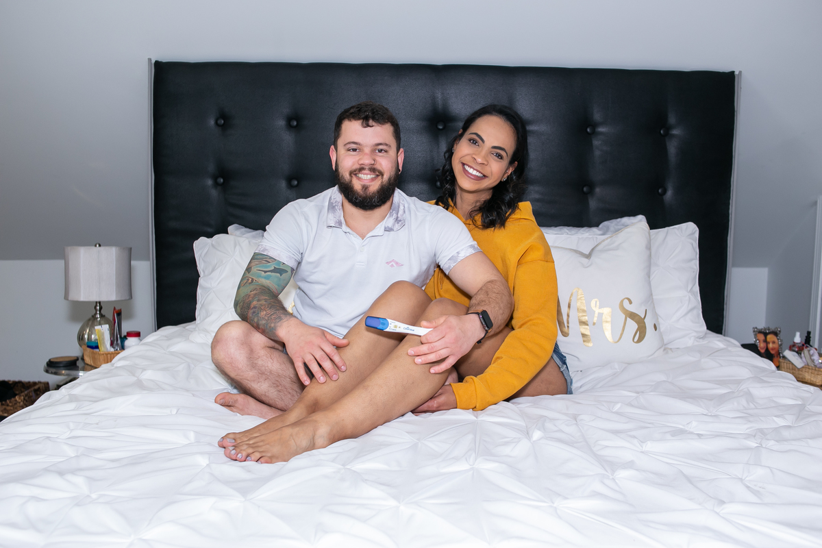 ensaio fotográfico gestante, pregnany, maternity, realizado na casa do cliente, ensaio em casal anunciando gravidez, ensaio mais intimista, fotografado por Cinthia Toledo Fotografia.