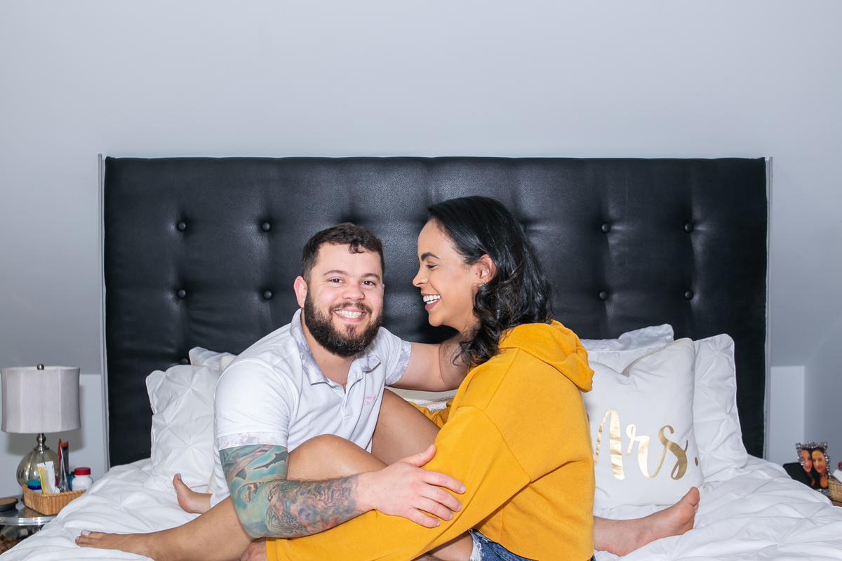 ensaio fotográfico gestante, pregnany, maternity, realizado na casa do cliente, ensaio em casal anunciando gravidez, ensaio mais intimista, fotografado por Cinthia Toledo Fotografia.