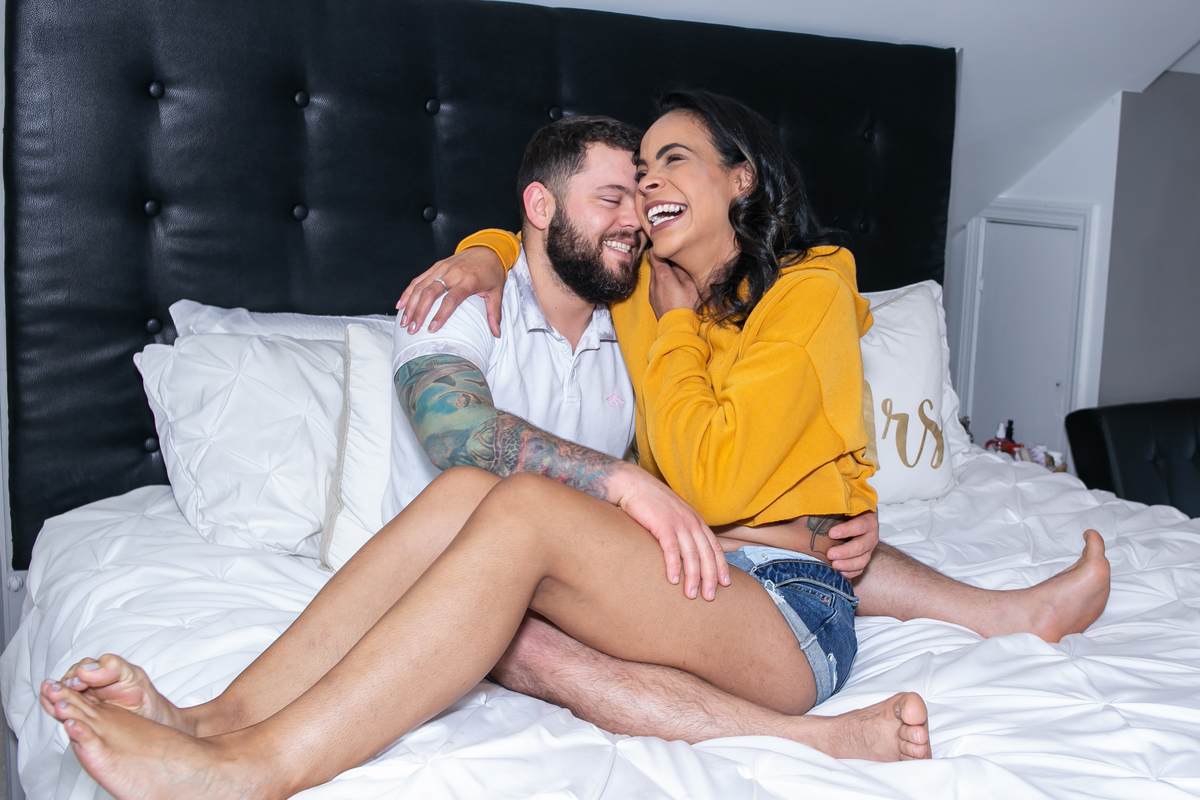 ensaio fotográfico gestante, pregnany, maternity, realizado na casa do cliente, ensaio em casal anunciando gravidez, ensaio mais intimista, fotografado por Cinthia Toledo Fotografia.