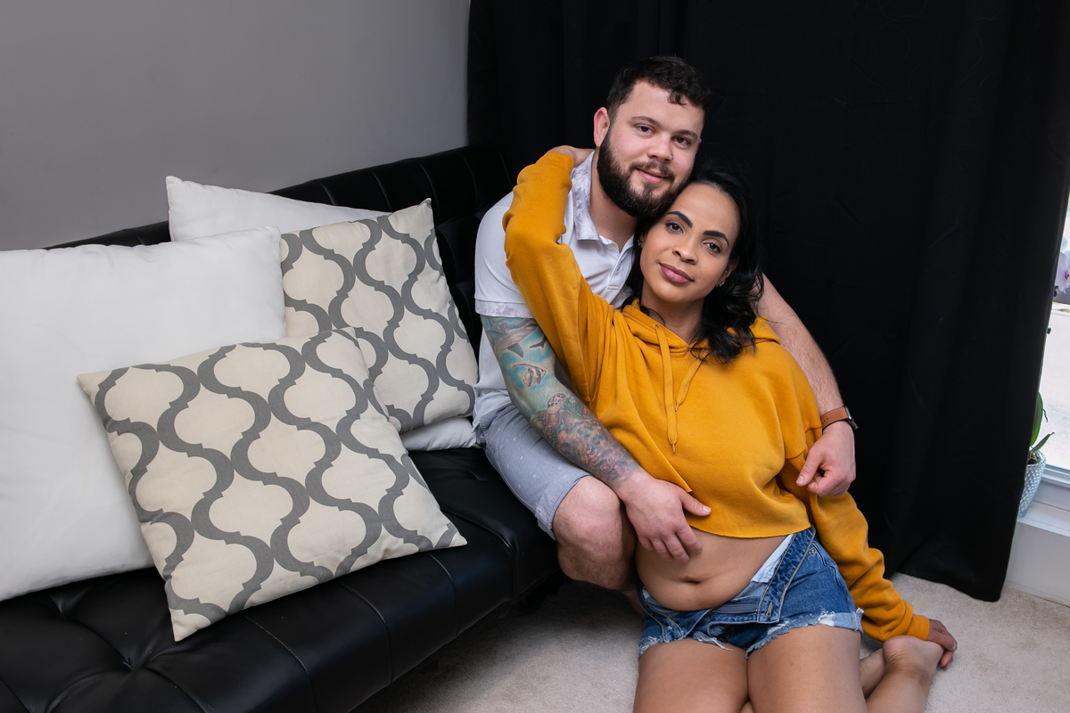 ensaio fotográfico gestante, pregnany, maternity, realizado na casa do cliente, ensaio em casal anunciando gravidez, ensaio mais intimista, fotografado por Cinthia Toledo Fotografia.