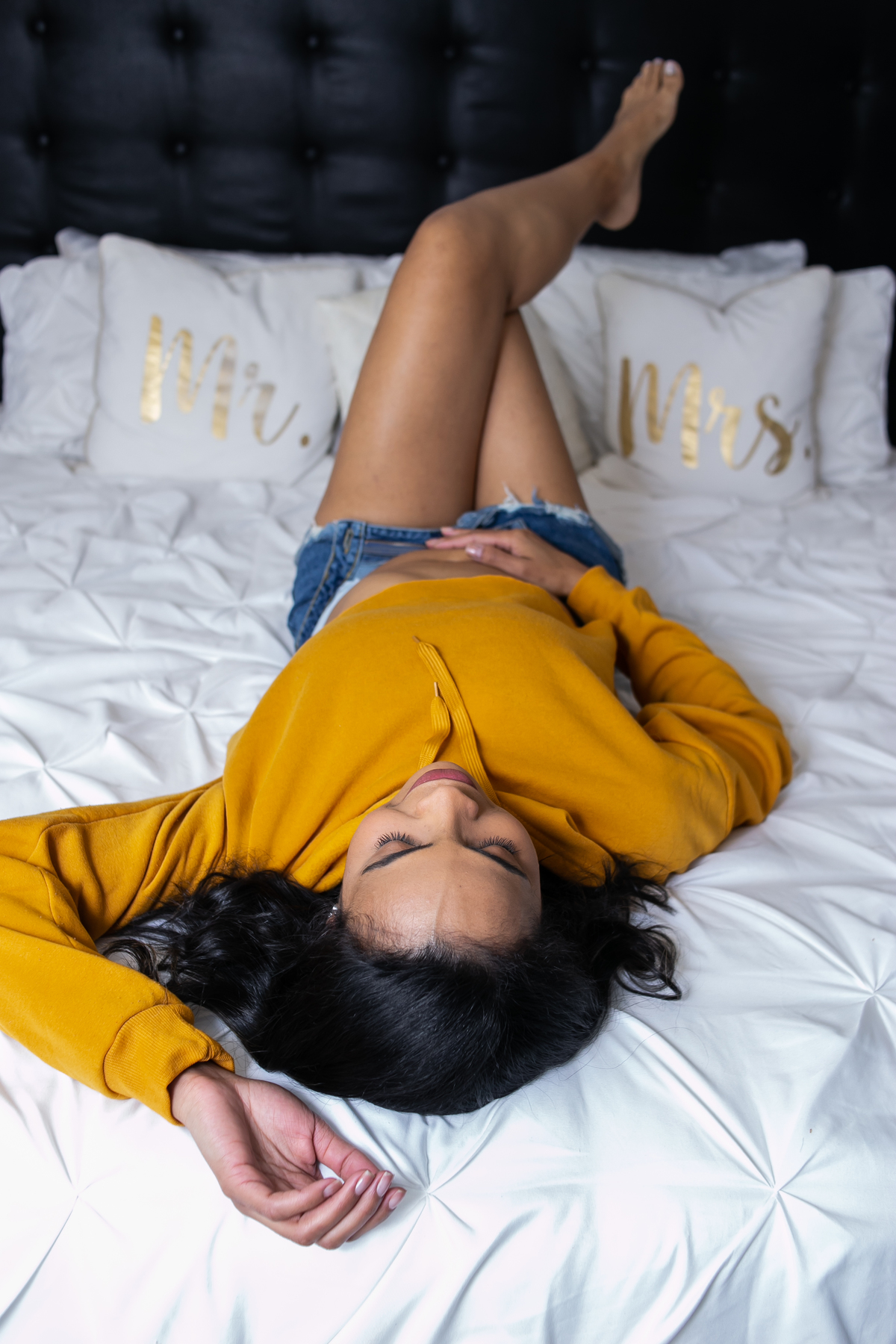 ensaio fotográfico gestante, pregnany, maternity, realizado na casa do cliente, ensaio em casal anunciando gravidez, ensaio mais intimista, fotografado por Cinthia Toledo Fotografia. deitada na cama
