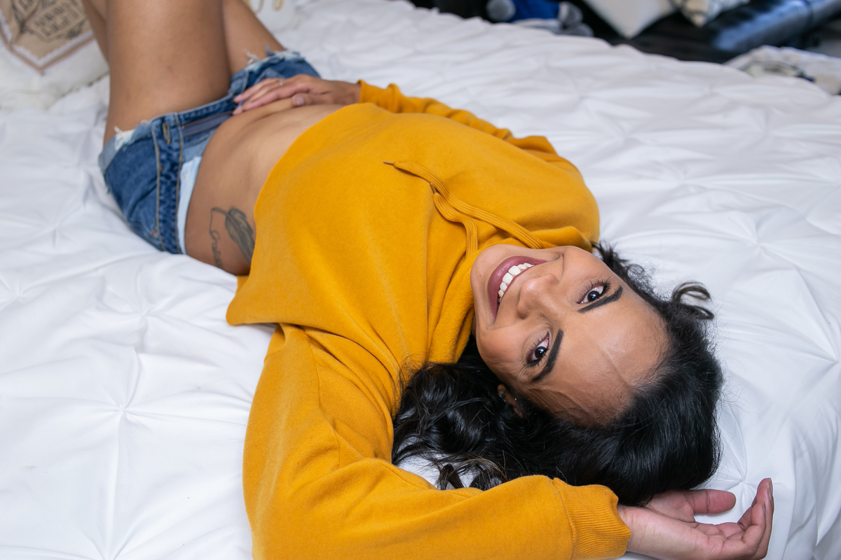 ensaio fotográfico gestante, pregnany, maternity, realizado na casa do cliente, ensaio em casal anunciando gravidez, ensaio mais intimista, fotografado por Cinthia Toledo Fotografia. deitada na cama