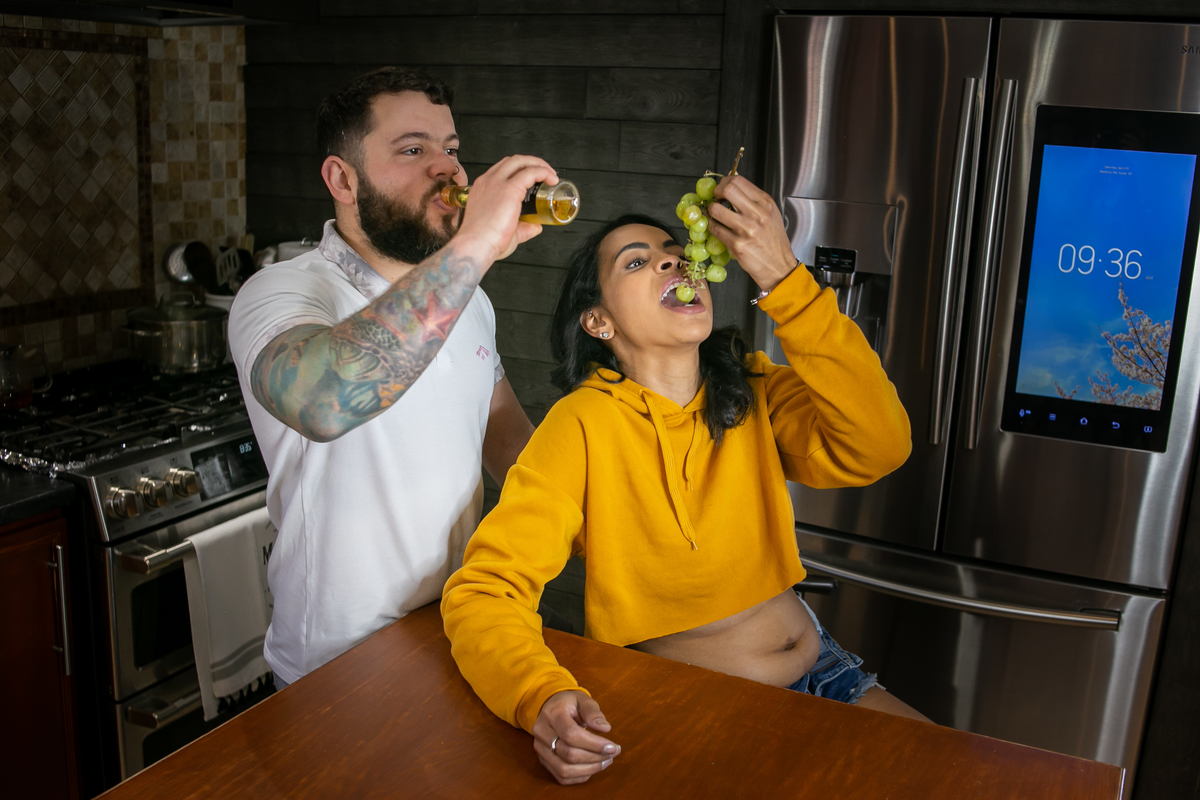 ensaio fotográfico gestante, pregnany, maternity, realizado na casa do cliente, ensaio em casal anunciando gravidez, ensaio mais intimista, fotografado por Cinthia Toledo Fotografia.