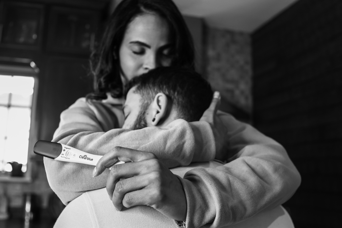 ensaio fotográfico gestante, pregnany, maternity, realizado na casa do cliente, ensaio em casal anunciando gravidez, ensaio mais intimista, fotografado por Cinthia Toledo Fotografia.