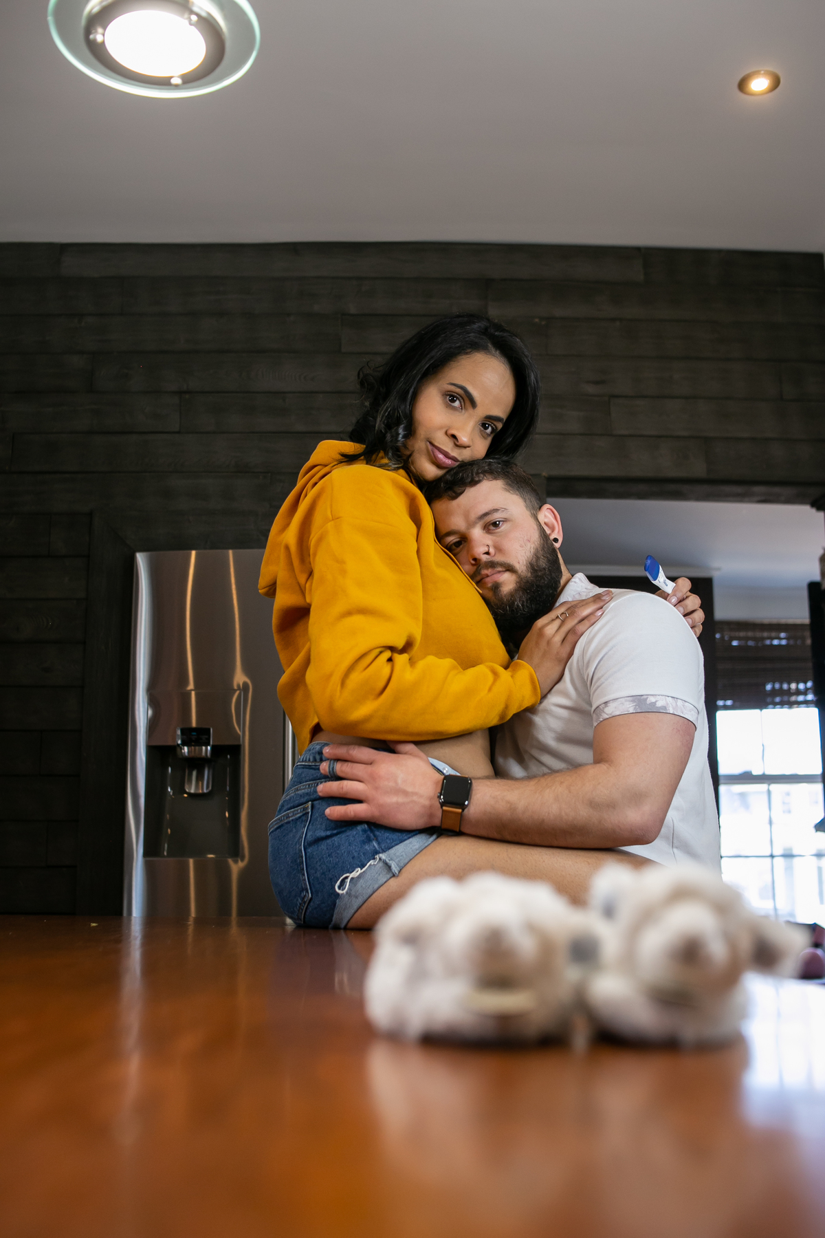 ensaio fotográfico gestante, pregnany, maternity, realizado na casa do cliente, ensaio em casal anunciando gravidez, ensaio mais intimista, fotografado por Cinthia Toledo Fotografia.