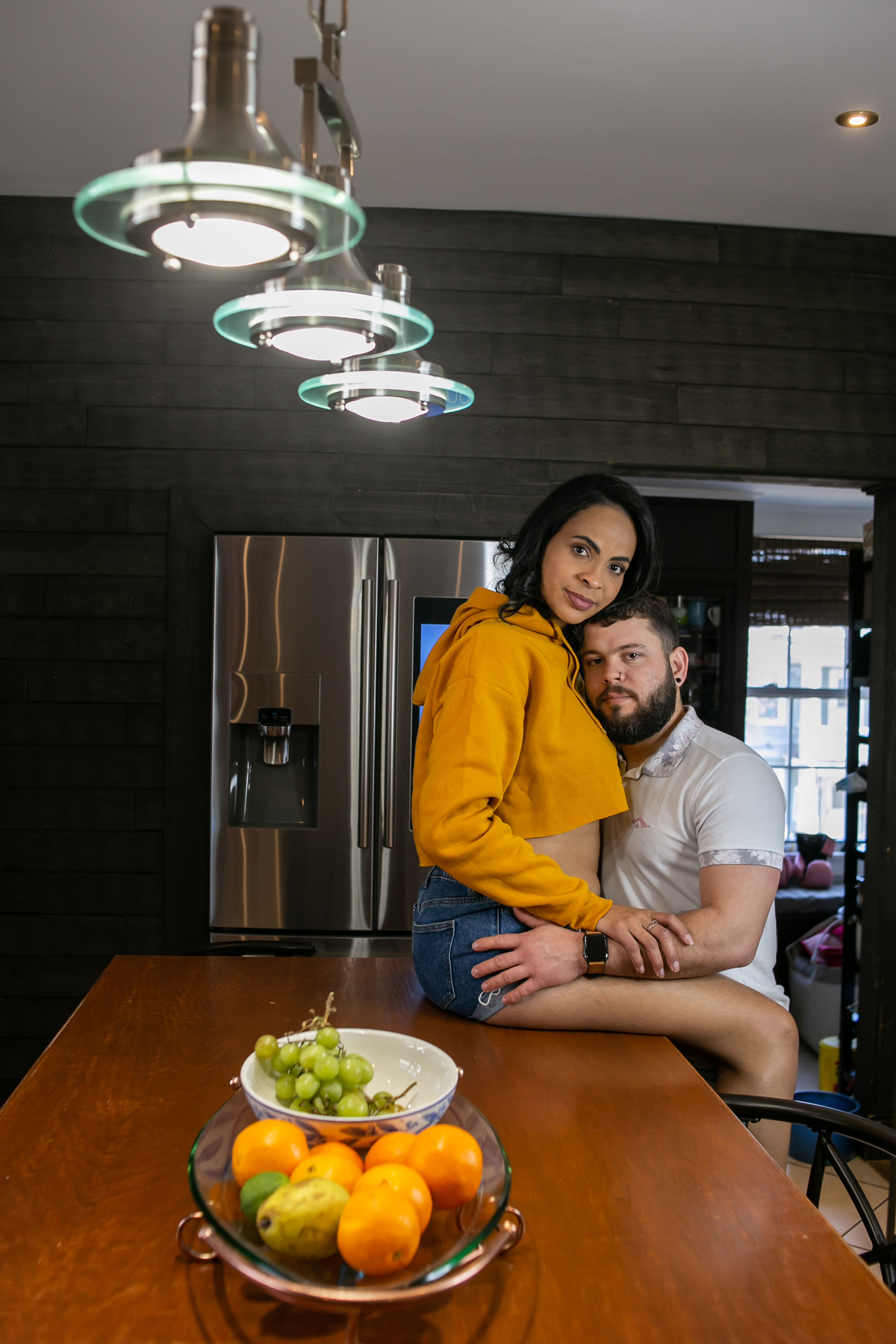 ensaio fotográfico gestante, pregnany, maternity, realizado na casa do cliente, ensaio em casal anunciando gravidez, ensaio mais intimista, fotografado por Cinthia Toledo Fotografia.