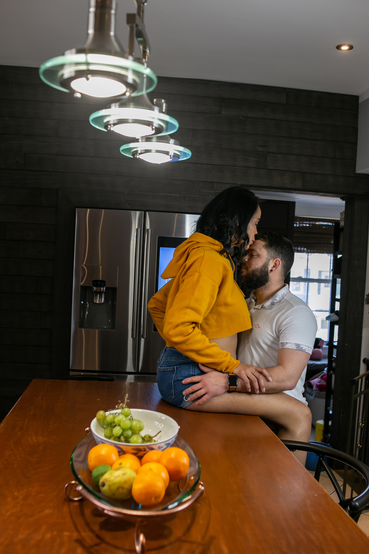 ensaio fotográfico gestante, pregnany, maternity, realizado na casa do cliente, ensaio em casal anunciando gravidez, ensaio mais intimista, fotografado por Cinthia Toledo Fotografia.