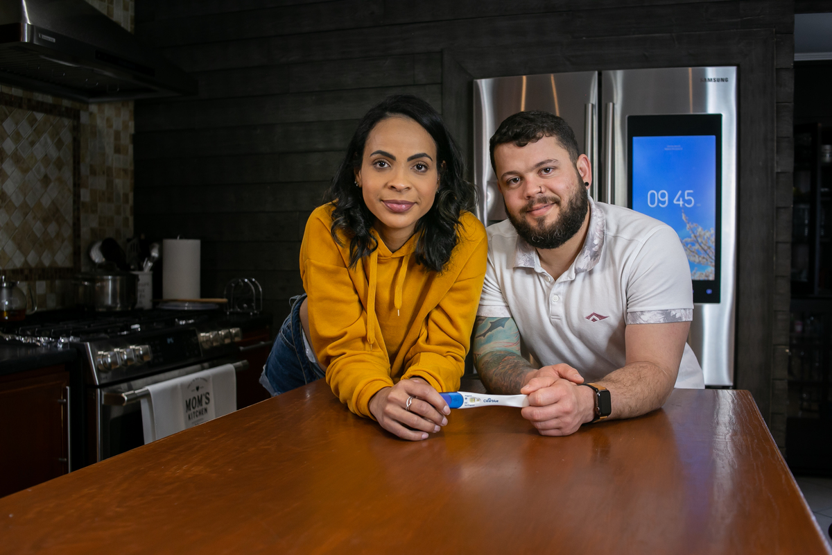 ensaio fotográfico gestante, pregnany, maternity, realizado na casa do cliente, ensaio em casal anunciando gravidez, ensaio mais intimista, fotografado por Cinthia Toledo Fotografia.