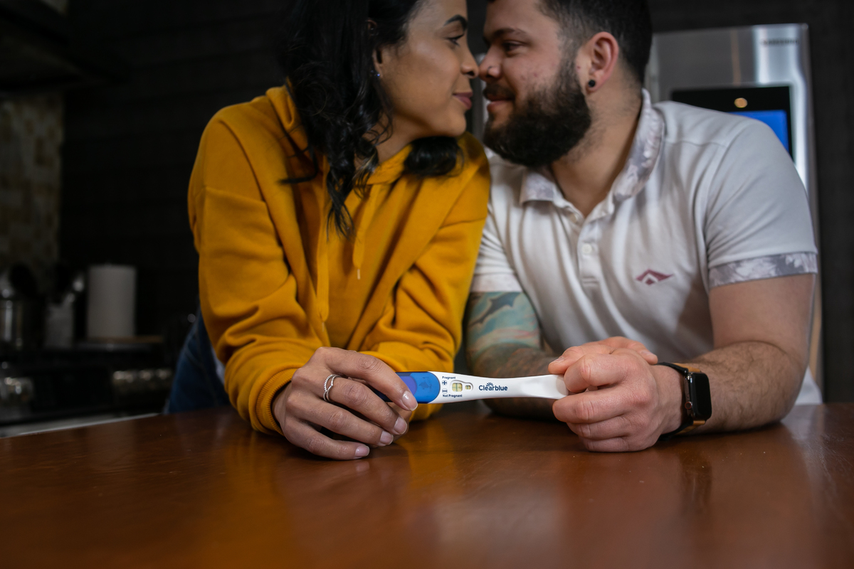 ensaio fotográfico gestante, pregnany, maternity, realizado na casa do cliente, ensaio em casal anunciando gravidez, ensaio mais intimista, fotografado por Cinthia Toledo Fotografia.