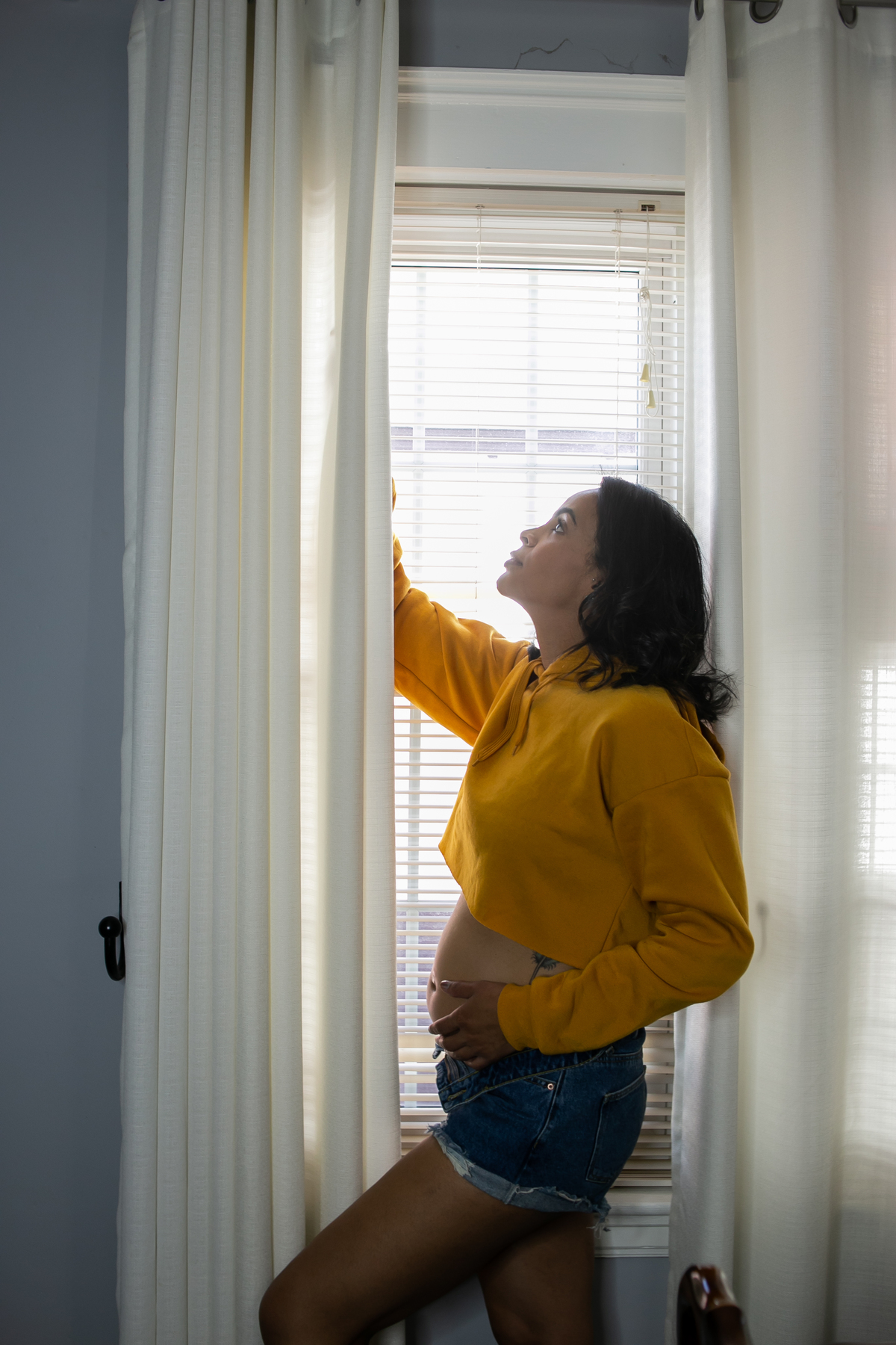 ensaio fotográfico gestante, pregnany, maternity, realizado na casa do cliente, ensaio em casal anunciando gravidez, ensaio mais intimista, fotografado por Cinthia Toledo Fotografia.