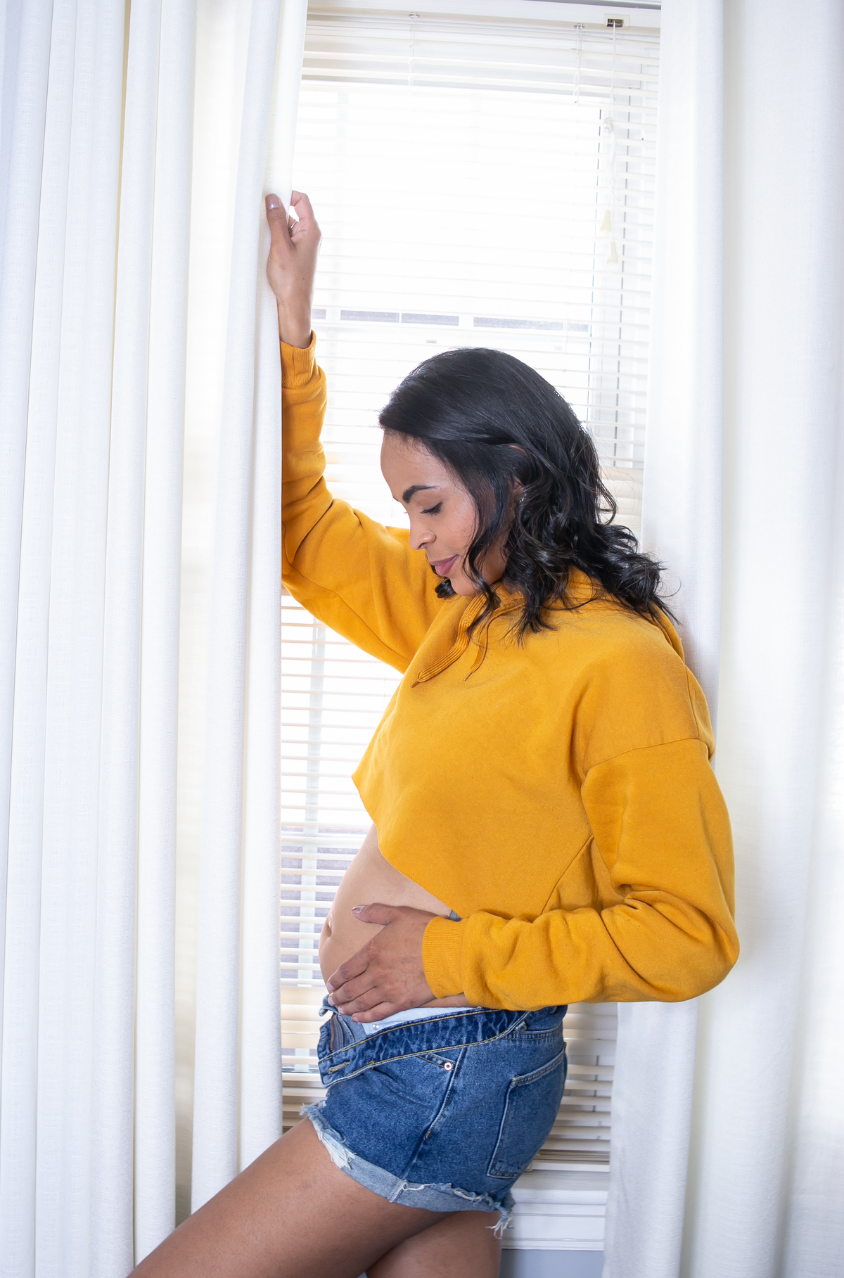 ensaio fotográfico gestante, pregnany, maternity, realizado na casa do cliente, ensaio em casal anunciando gravidez, ensaio mais intimista, fotografado por Cinthia Toledo Fotografia.