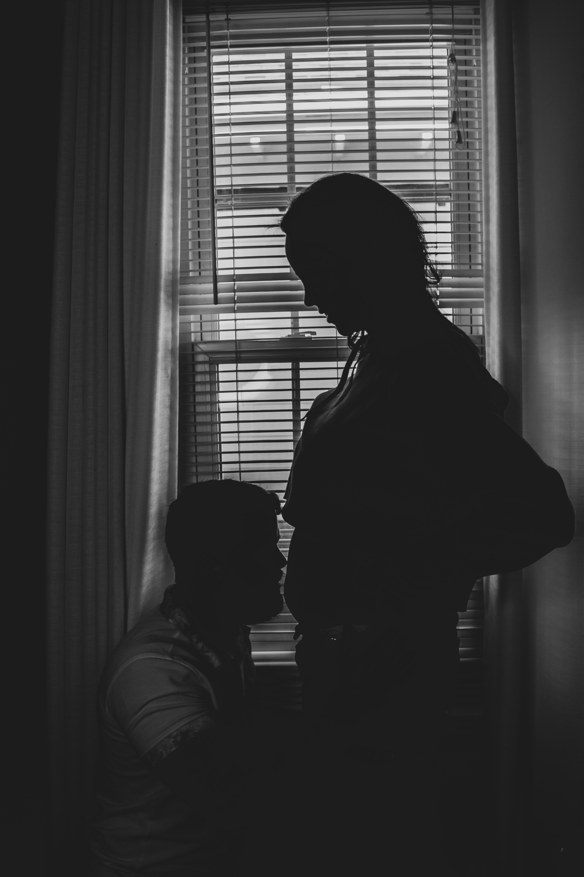 ensaio fotográfico gestante, pregnany, maternity, realizado na casa do cliente, ensaio em casal anunciando gravidez, ensaio mais intimista, fotografado por Cinthia Toledo Fotografia.
