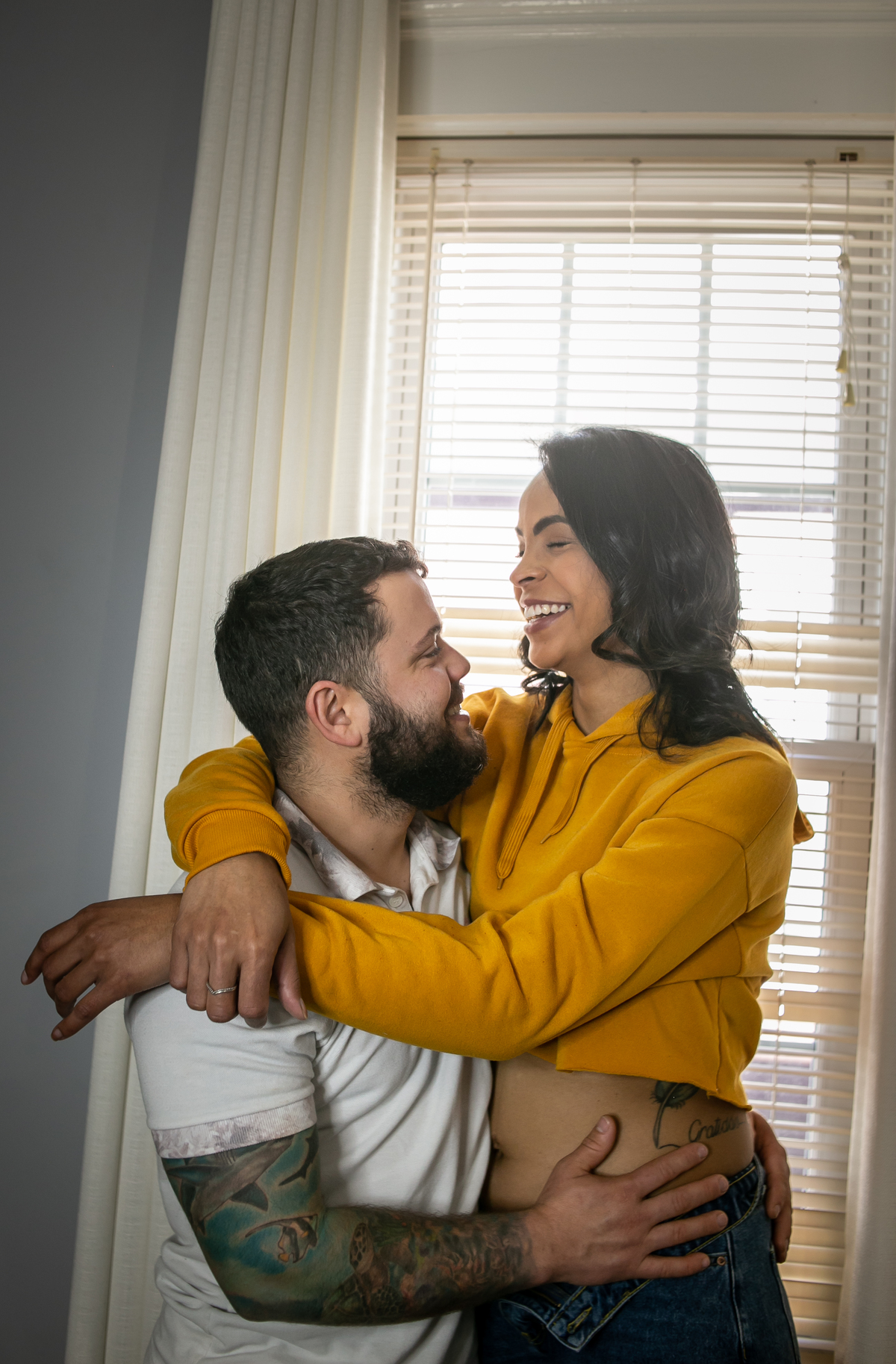 ensaio fotográfico gestante, pregnany, maternity, realizado na casa do cliente, ensaio em casal anunciando gravidez, ensaio mais intimista, fotografado por Cinthia Toledo Fotografia.