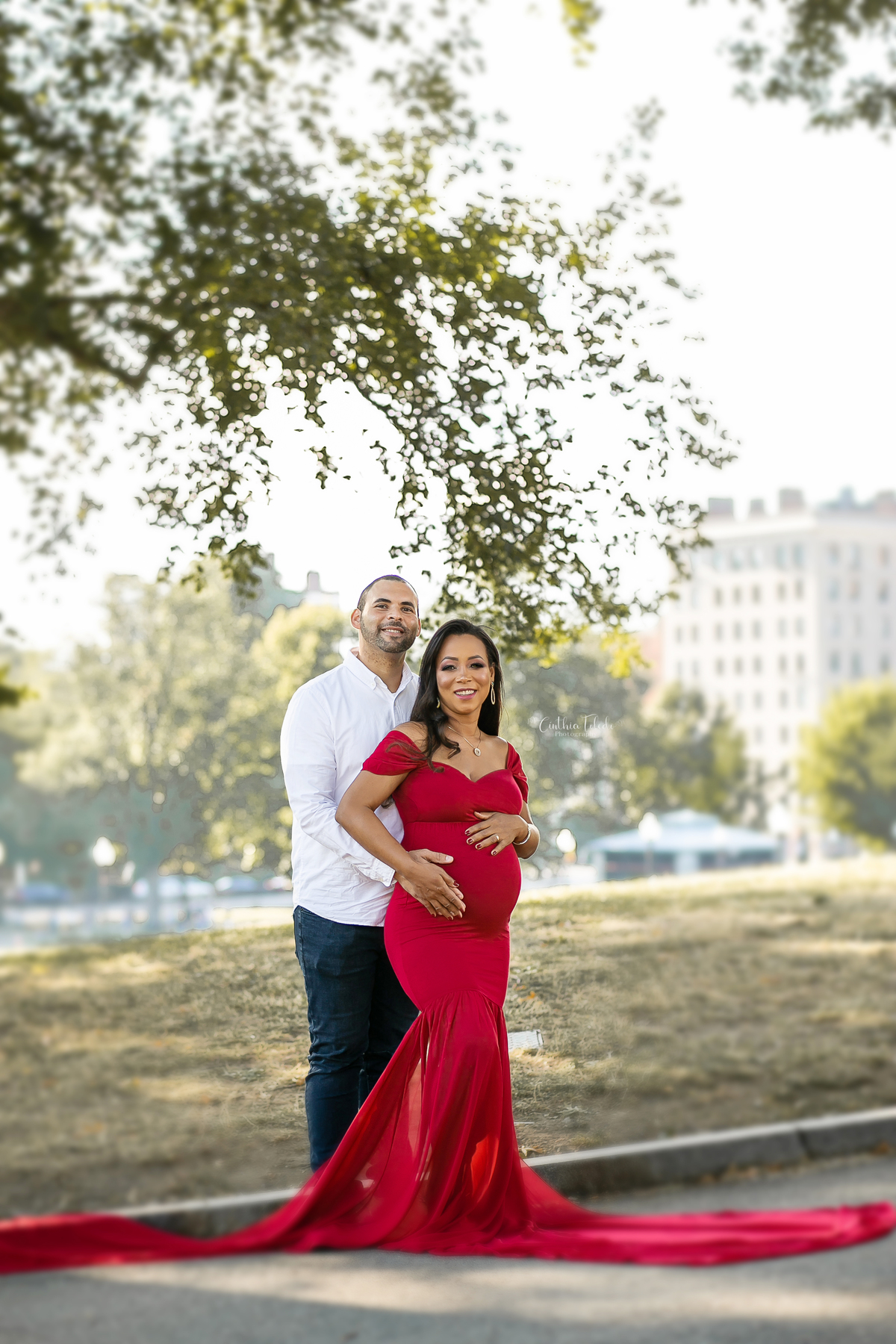 ensaio fotográfico gestante realizado no park street de Boston-MA, fotógrafa Cinthia Toledo Fotografia, fotógrafa de Gestante e Família em Massachusets. Pregnancy, maternity, vestido vermelho