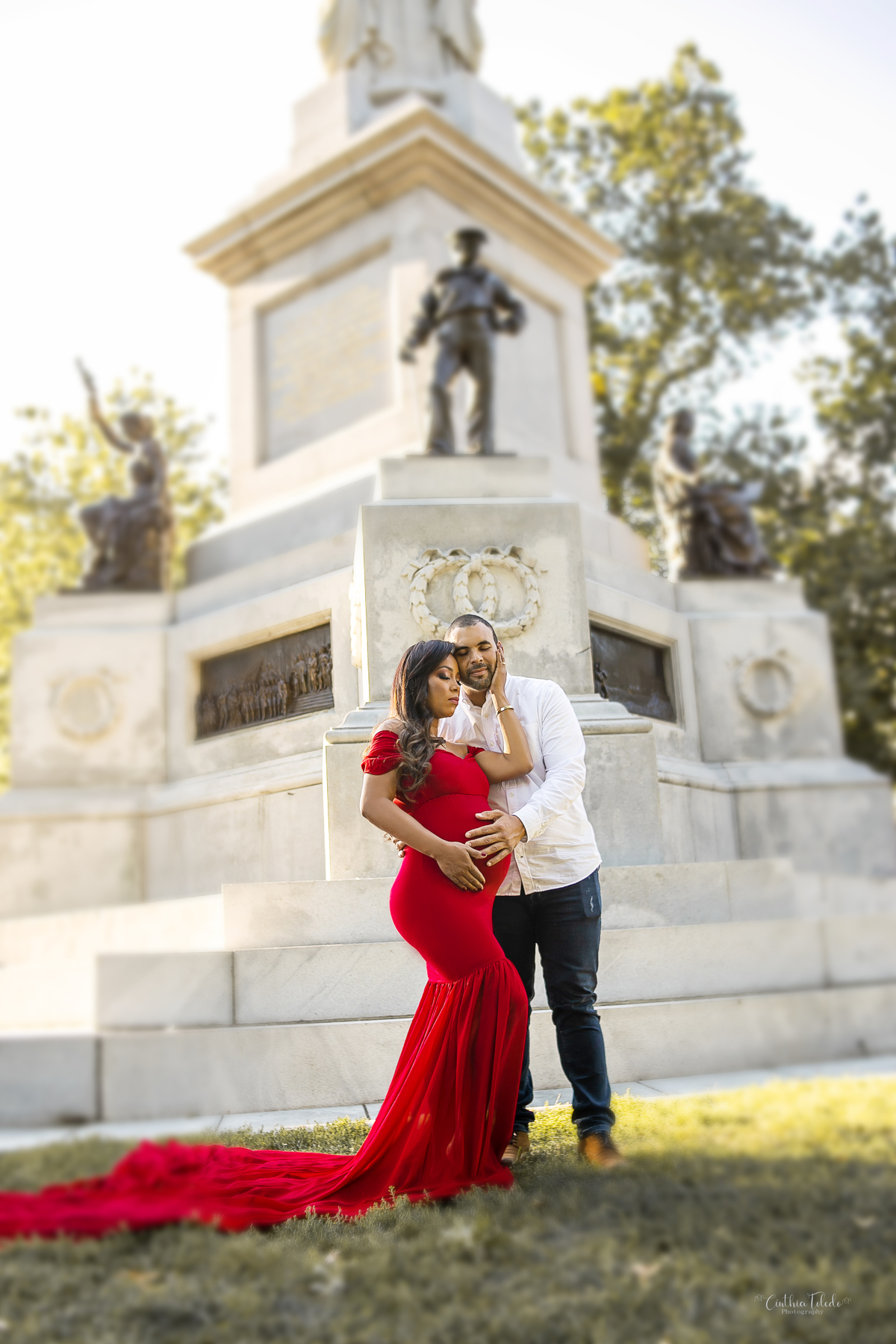 ensaio fotográfico gestante realizado no park street de Boston-MA, fotógrafa Cinthia Toledo Fotografia, fotógrafa de Gestante e Família em Massachusets. Pregnancy, maternity, vestido vermelho