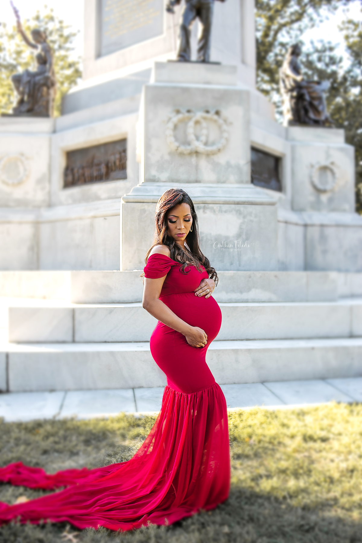 ensaio fotográfico gestante realizado no park street de Boston-MA, fotógrafa Cinthia Toledo Fotografia, fotógrafa de Gestante e Família em Massachusets. Pregnancy, maternity, vestido vermelho