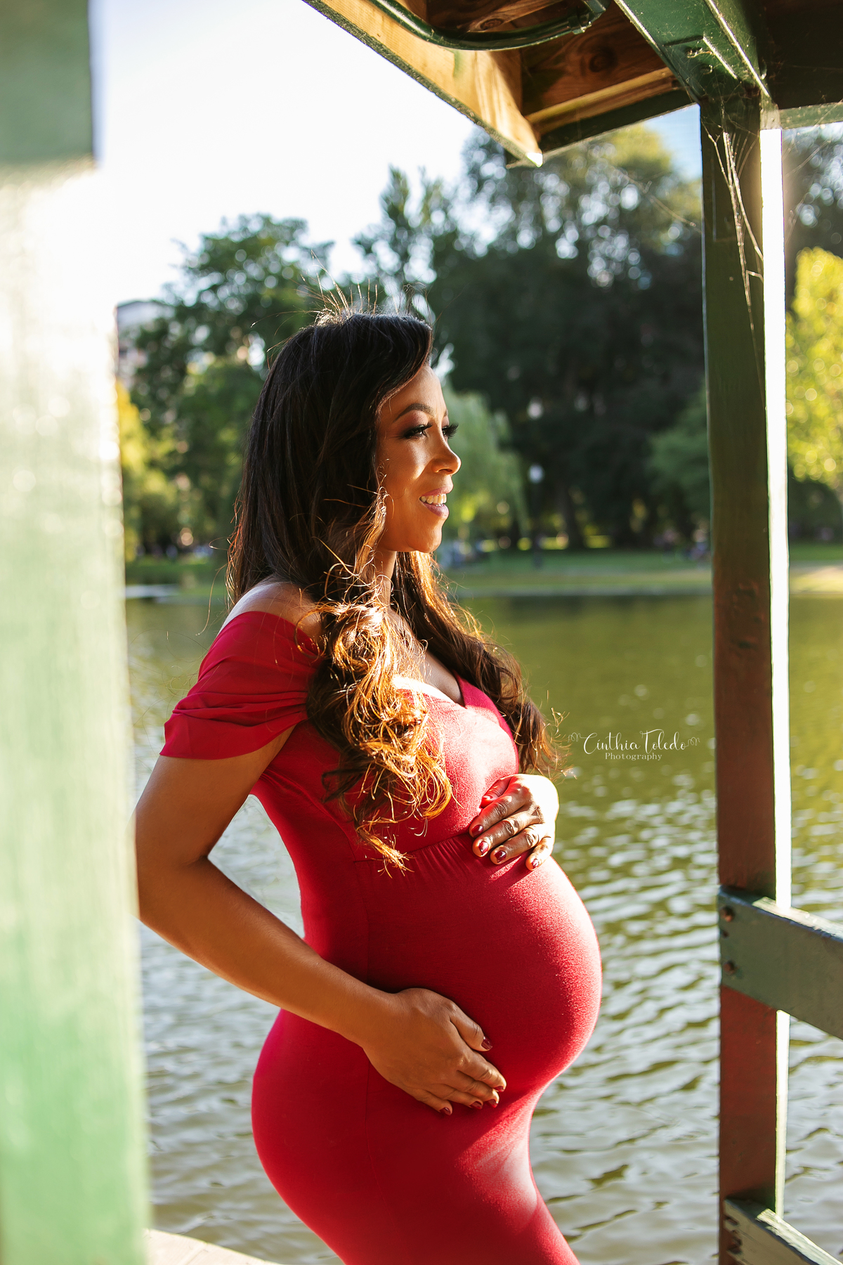 ensaio fotográfico gestante realizado no park street de Boston-MA, fotógrafa Cinthia Toledo Fotografia, fotógrafa de Gestante e Família em Massachusets. Pregnancy, maternity, vestido vermelho