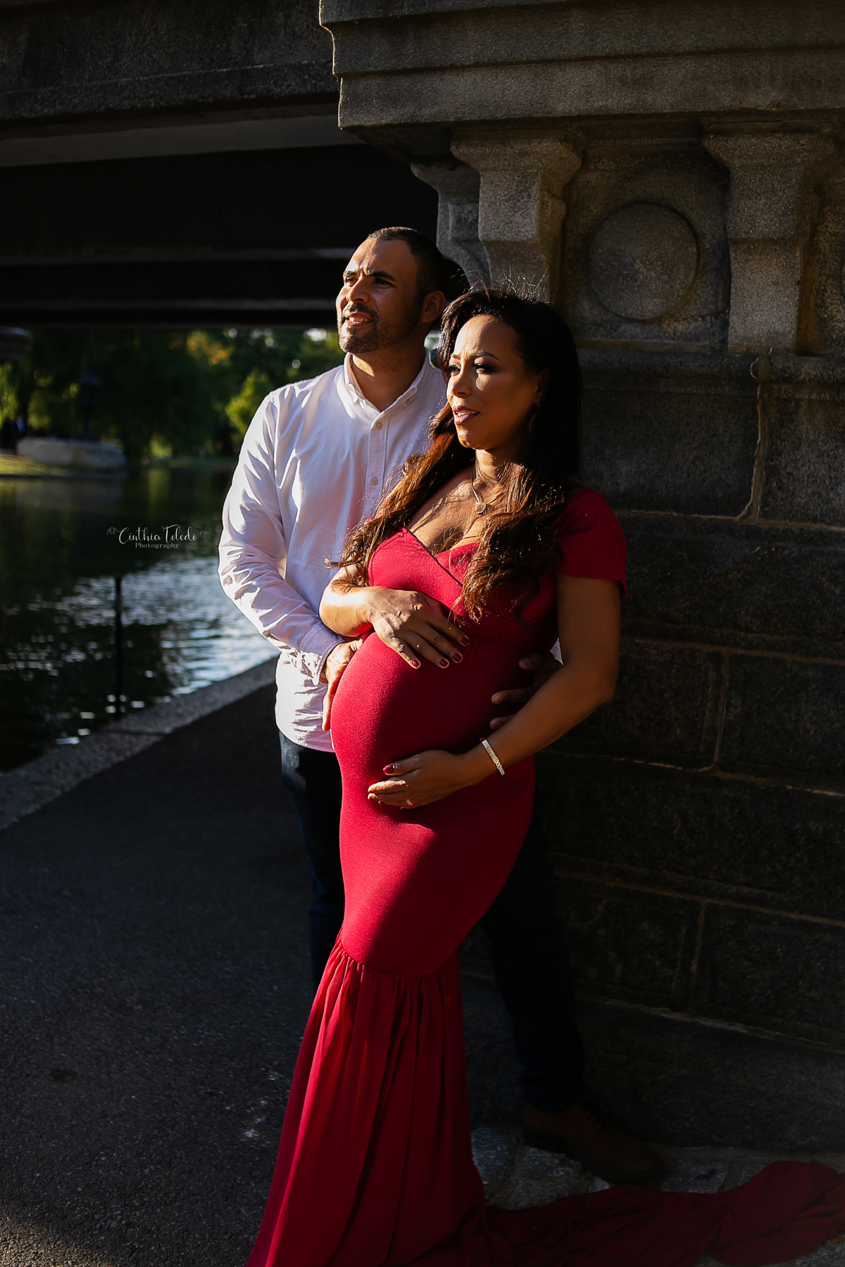 ensaio fotográfico gestante realizado no park street de Boston-MA, fotógrafa Cinthia Toledo Fotografia, fotógrafa de Gestante e Família em Massachusets. Pregnancy, maternity, vestido vermelho, casal