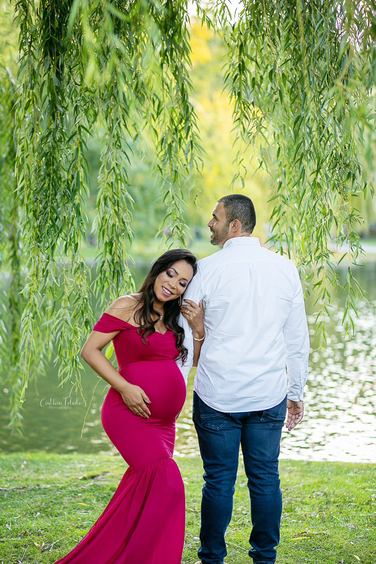 ensaio fotográfico gestante realizado no park street de Boston-MA, fotógrafa Cinthia Toledo Fotografia, fotógrafa de Gestante e Família em Massachusets. Pregnancy, maternity, vestido rosa, casal