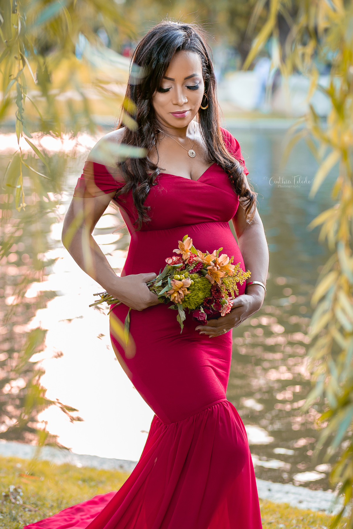 ensaio fotográfico gestante realizado no park street de Boston-MA, fotógrafa Cinthia Toledo Fotografia, fotógrafa de Gestante e Família em Massachusets. Pregnancy, maternity, vestido vermelho