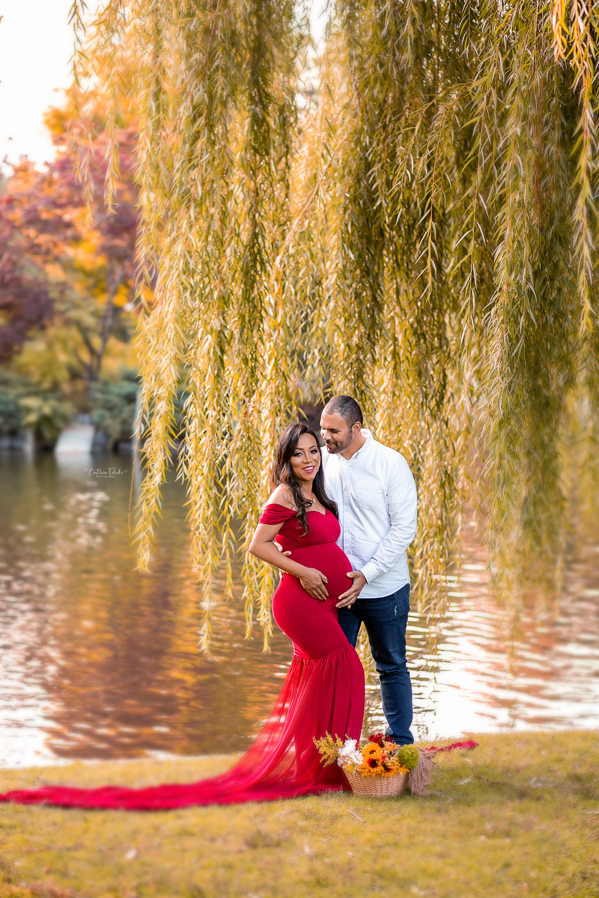 ensaio fotográfico gestante realizado no park street de Boston-MA, fotógrafa Cinthia Toledo Fotografia, fotógrafa de Gestante e Família em Massachusets. Pregnancy, maternity, vestido vermelho, casal