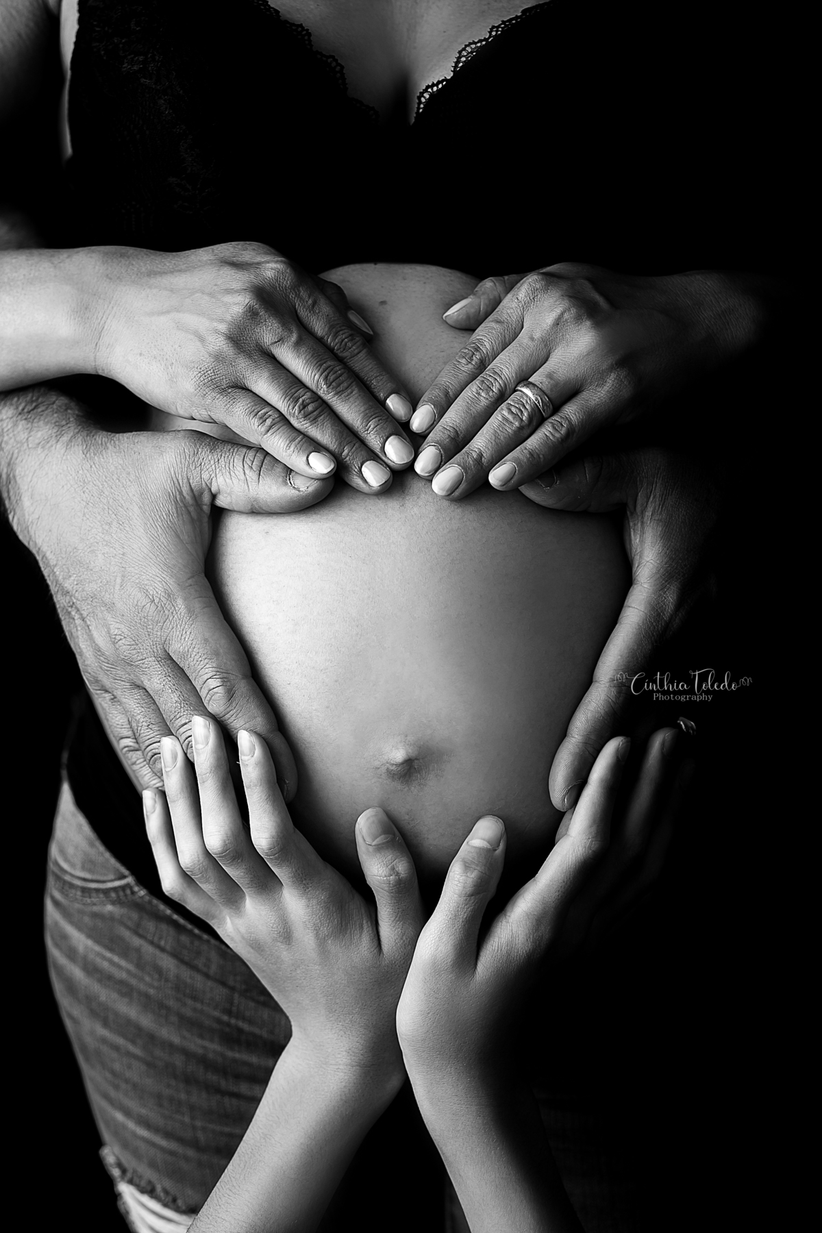 Ensaio fotográfico gestante realizado em studio, localizado em Malden-MA, fotografado por Cinthia Toledo.  preto e branco