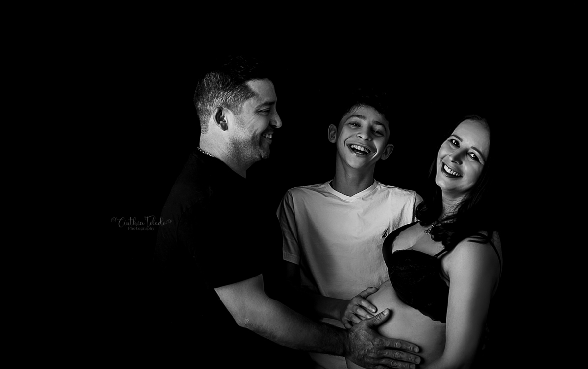 Ensaio fotográfico gestante realizado em studio, localizado em Malden-MA, fotografado por Cinthia Toledo.  preto e branco