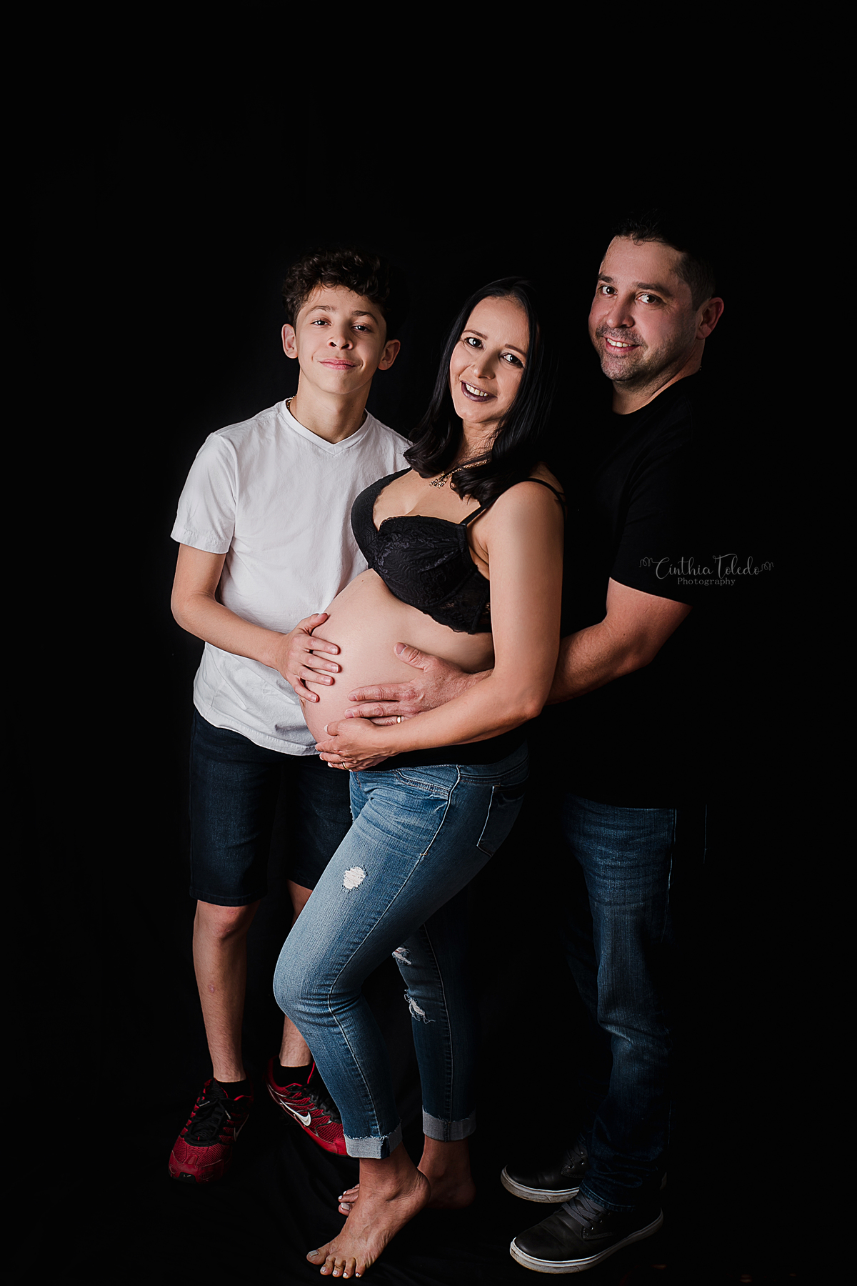 Ensaio fotográfico gestante realizado em studio, localizado em Malden-MA, fotografado por Cinthia Toledo.  família
