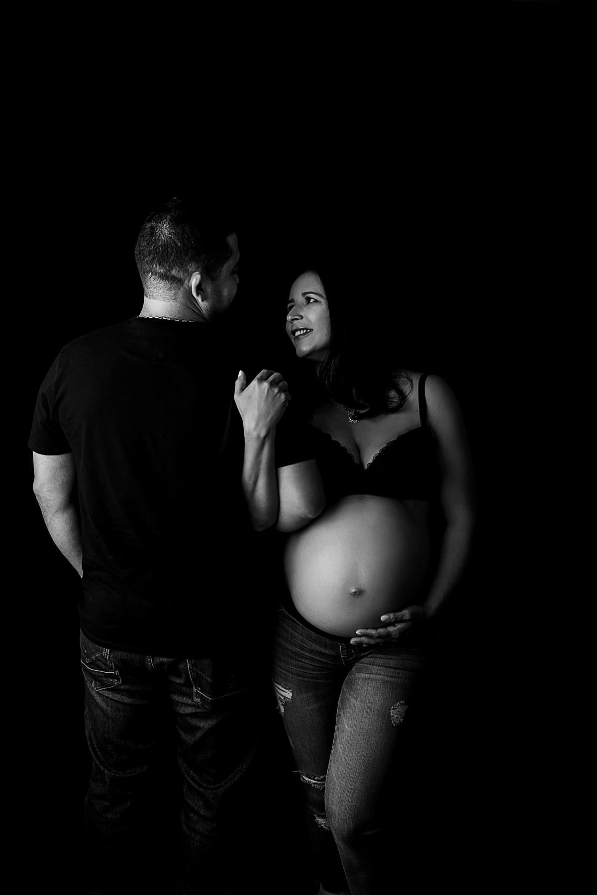 Ensaio fotográfico gestante realizado em studio, localizado em Malden-MA, fotografado por Cinthia Toledo.  preto e branco